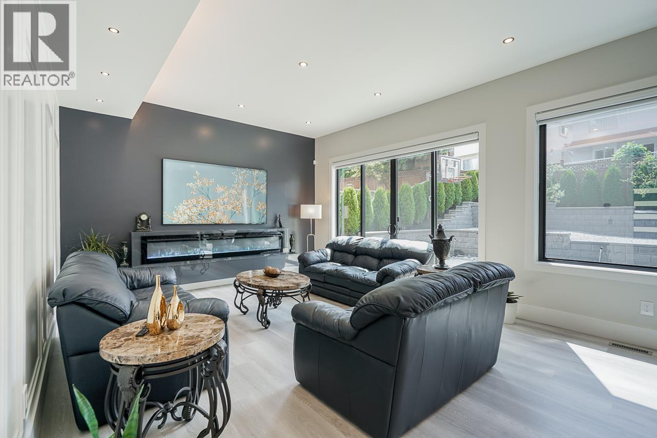 Listing Picture 4 of 40 : 8230 LAKEFIELD DRIVE, Burnaby / 本拿比 - 魯藝地產 Yvonne Lu Group - MLS Medallion Club Member