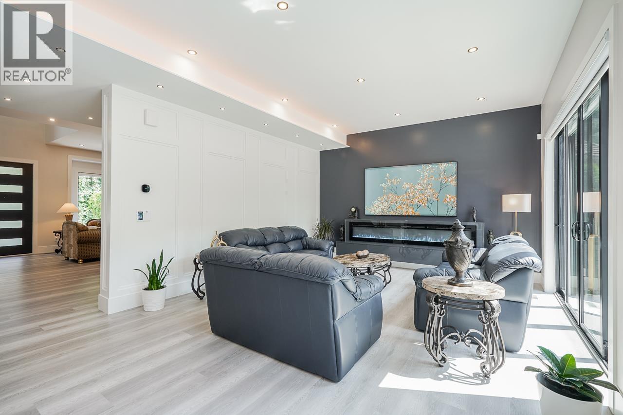 Listing Picture 5 of 40 : 8230 LAKEFIELD DRIVE, Burnaby / 本拿比 - 魯藝地產 Yvonne Lu Group - MLS Medallion Club Member
