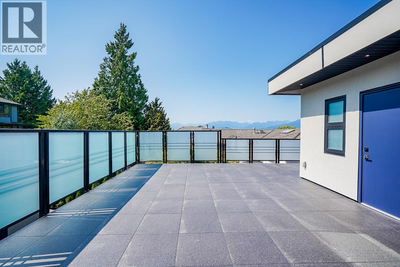 Listing Picture 33 of 40 : 8230 LAKEFIELD DRIVE, Burnaby / 本拿比 - 魯藝地產 Yvonne Lu Group - MLS Medallion Club Member