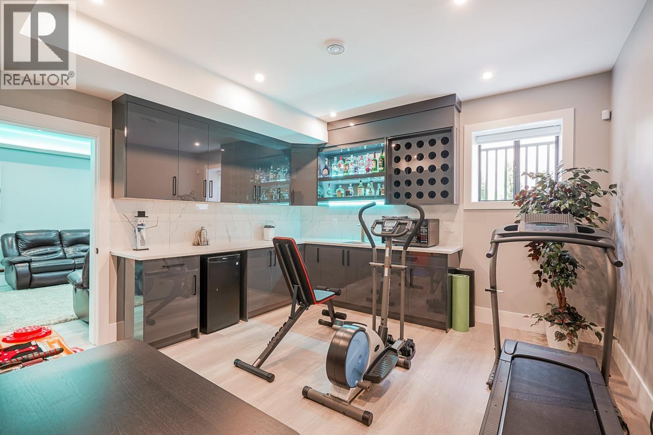 Listing Picture 39 of 40 : 8230 LAKEFIELD DRIVE, Burnaby / 本拿比 - 魯藝地產 Yvonne Lu Group - MLS Medallion Club Member