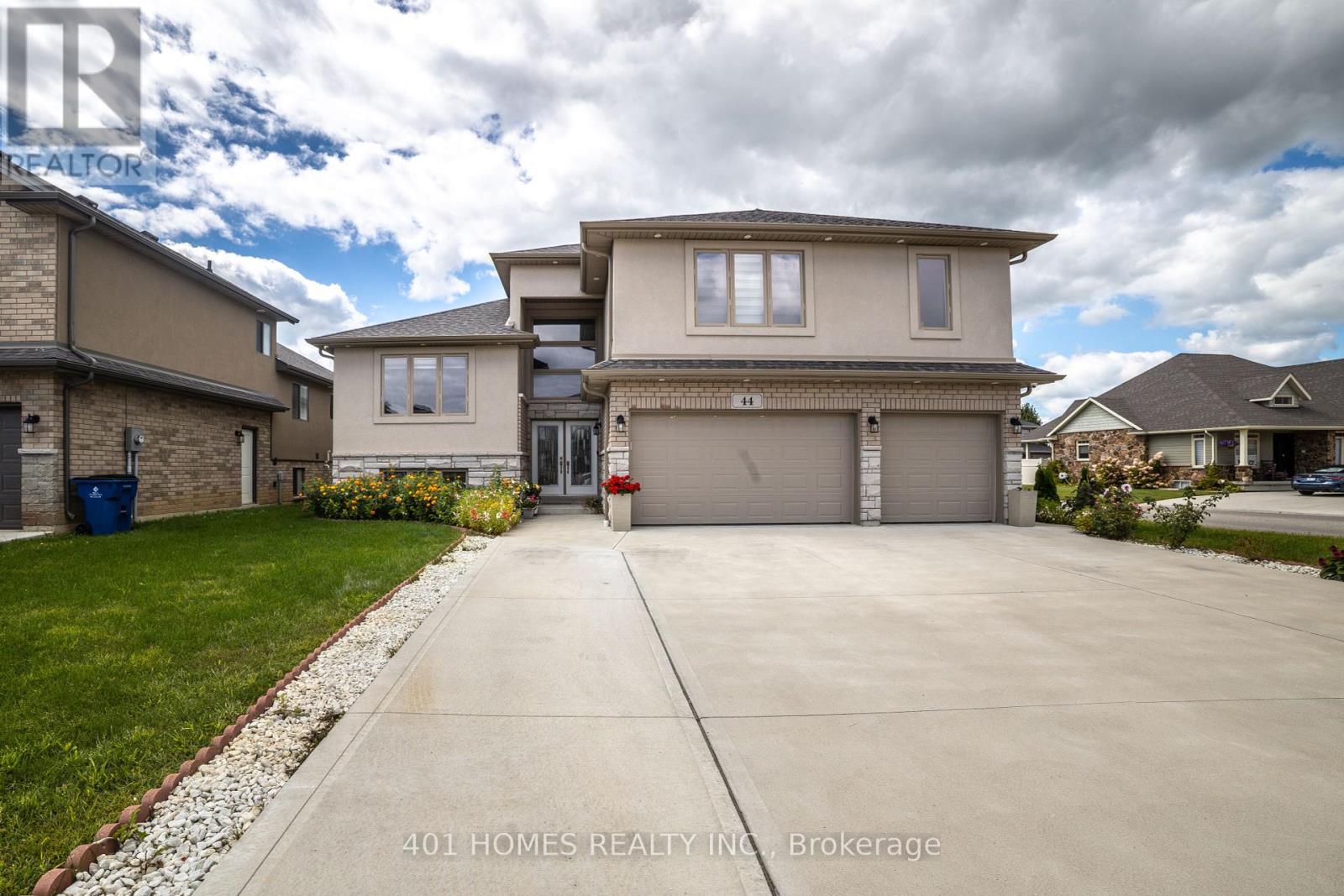 44 Peachtree Lane, Chatham-Kent, Ontario  N7L 0B3 - Photo 1 - X12371341