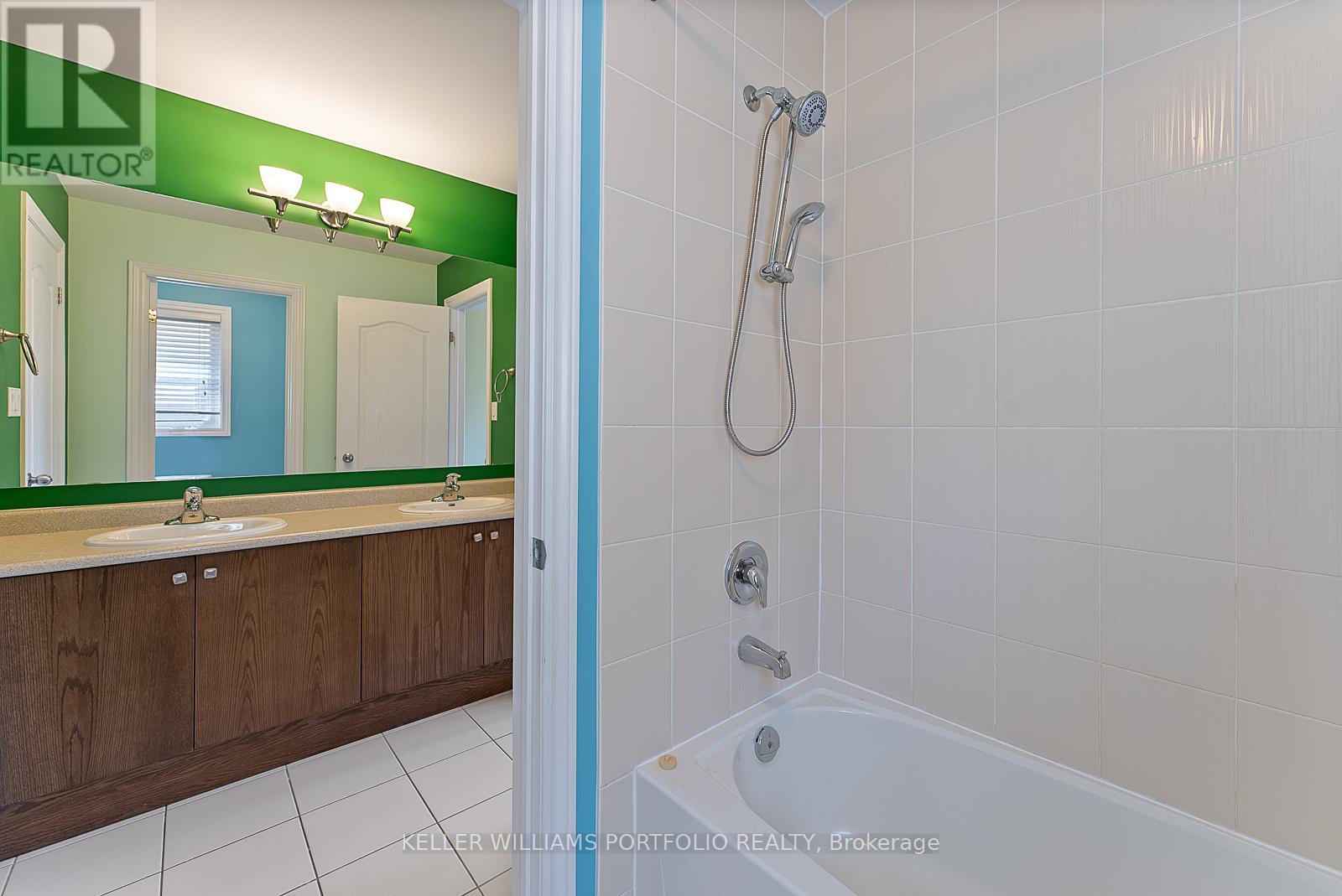 1096 Sherman Brock Circle, Newmarket, Ontario  L3X 0B2 - Photo 34 - N12371344