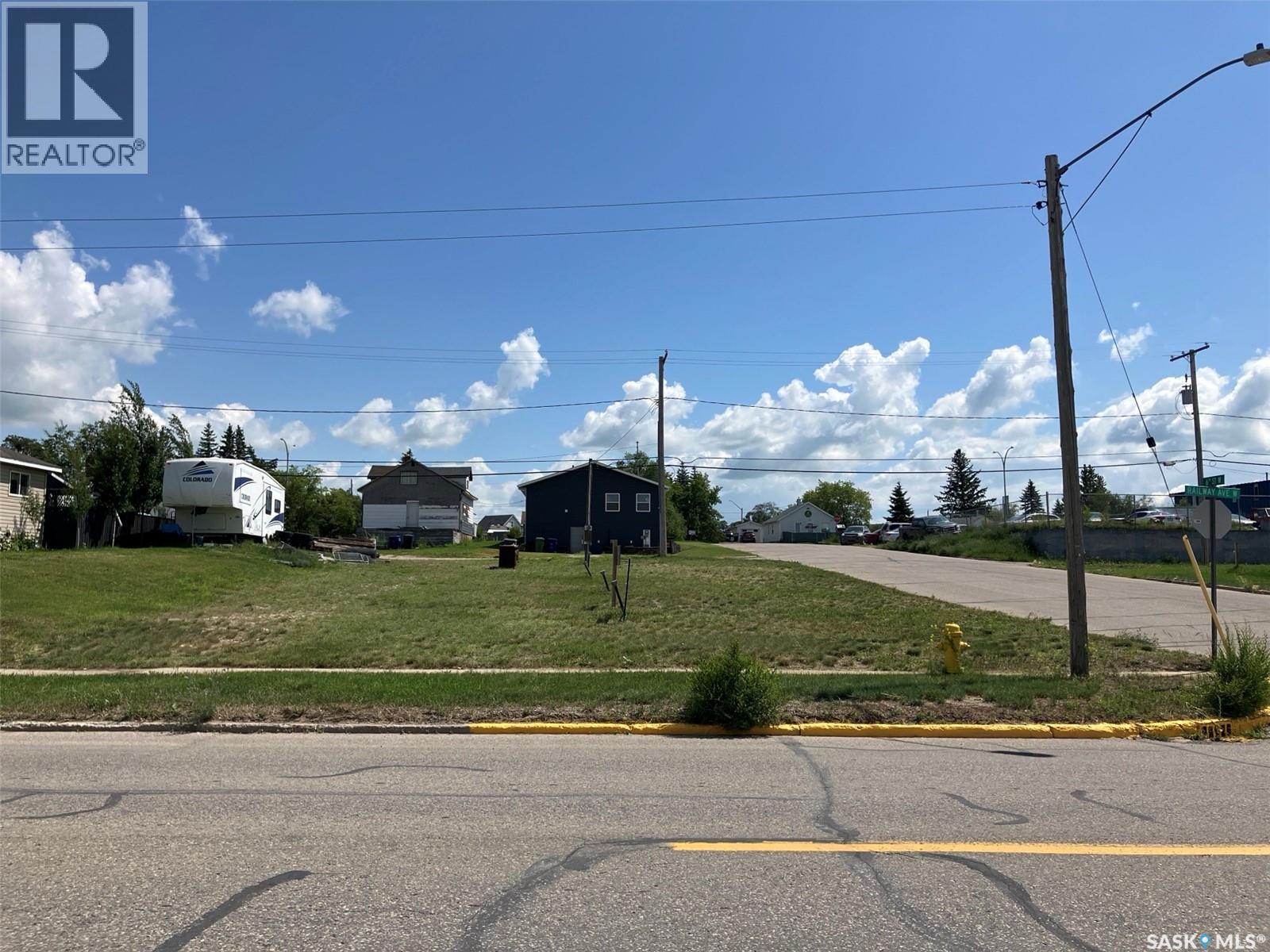 616 Railway Avenue W, Nipawin, Saskatchewan  S0E 1E0 - Photo 1 - SK999957