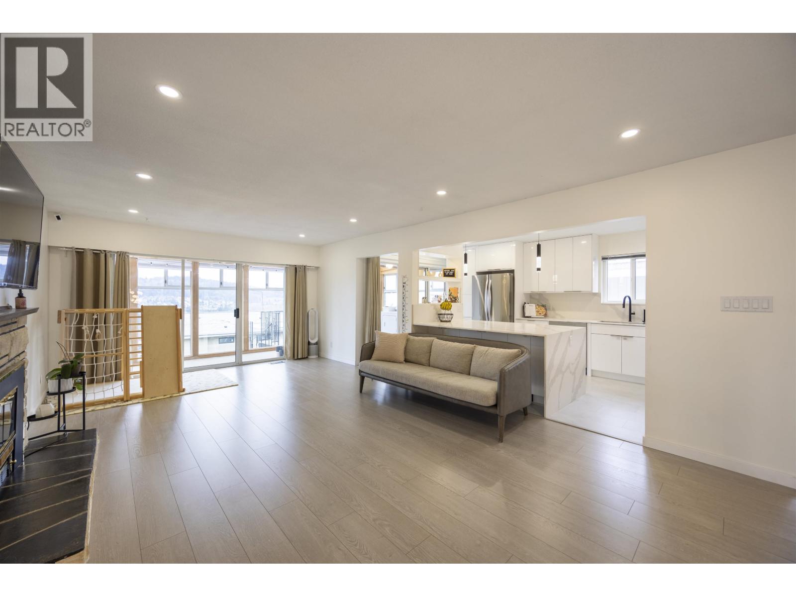 Listing Picture 12 of 24 : 128 N HOLDOM AVENUE, Burnaby / 本拿比 - 魯藝地產 Yvonne Lu Group - MLS Medallion Club Member