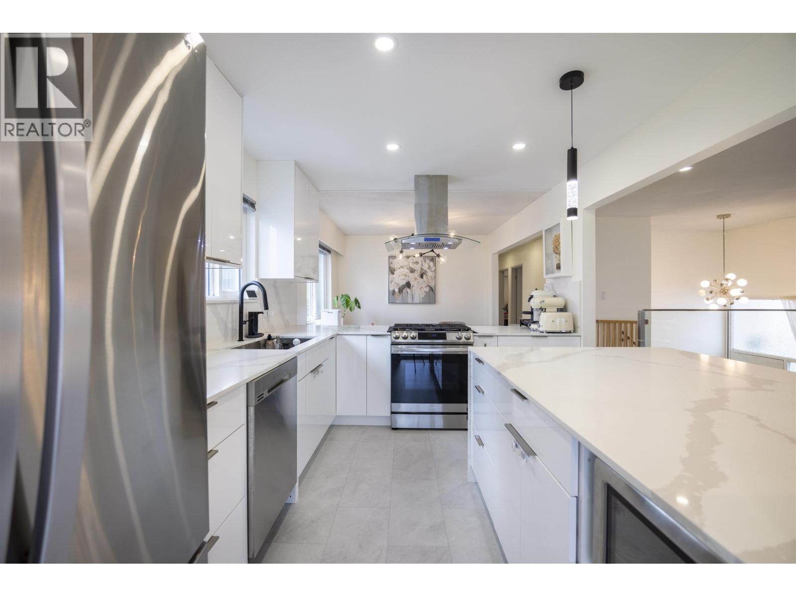Listing Picture 14 of 24 : 128 N HOLDOM AVENUE, Burnaby / 本拿比 - 魯藝地產 Yvonne Lu Group - MLS Medallion Club Member