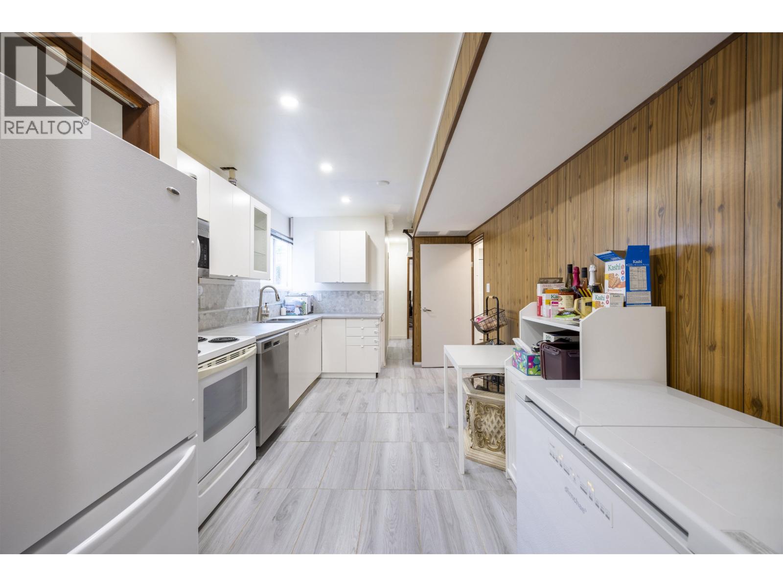 Listing Picture 22 of 24 : 128 N HOLDOM AVENUE, Burnaby / 本拿比 - 魯藝地產 Yvonne Lu Group - MLS Medallion Club Member