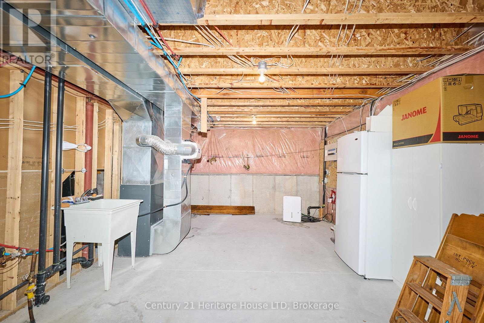 32 Sunrise Court, Fort Erie, Ontario  L0S 1N0 - Photo 31 - X12371468