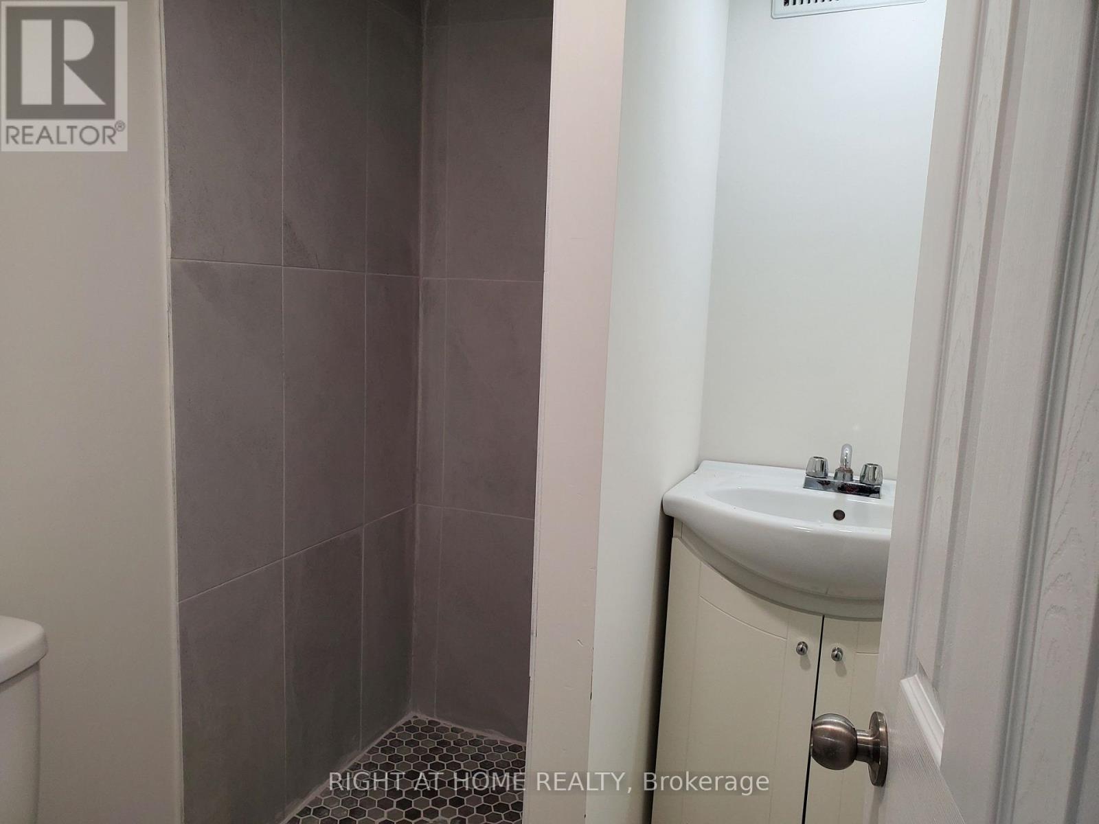 56 Don Mor Drive, Newmarket, Ontario  L3Y 1G7 - Photo 20 - N12367717