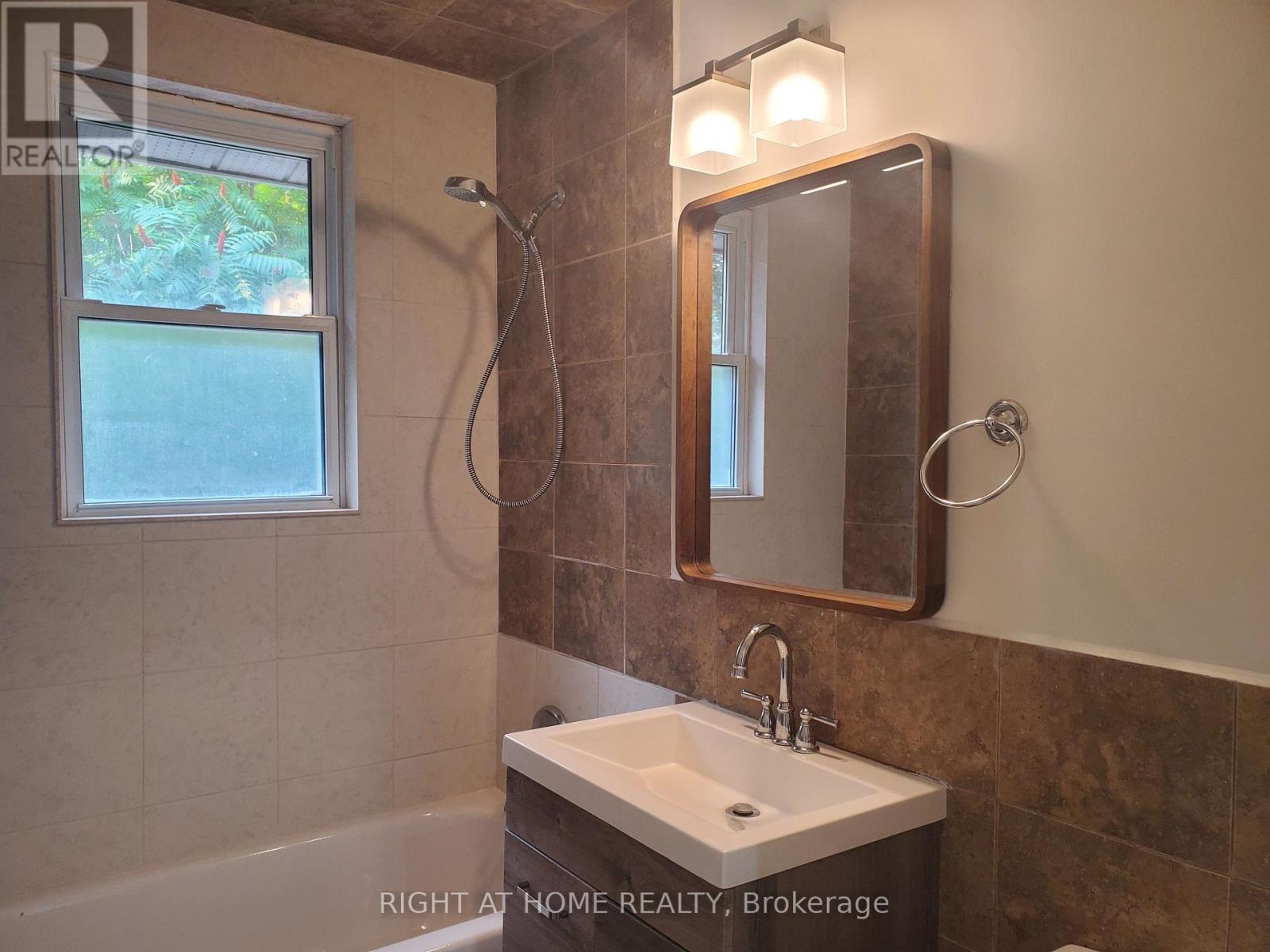 56 Don Mor Drive, Newmarket, Ontario  L3Y 1G7 - Photo 8 - N12367717