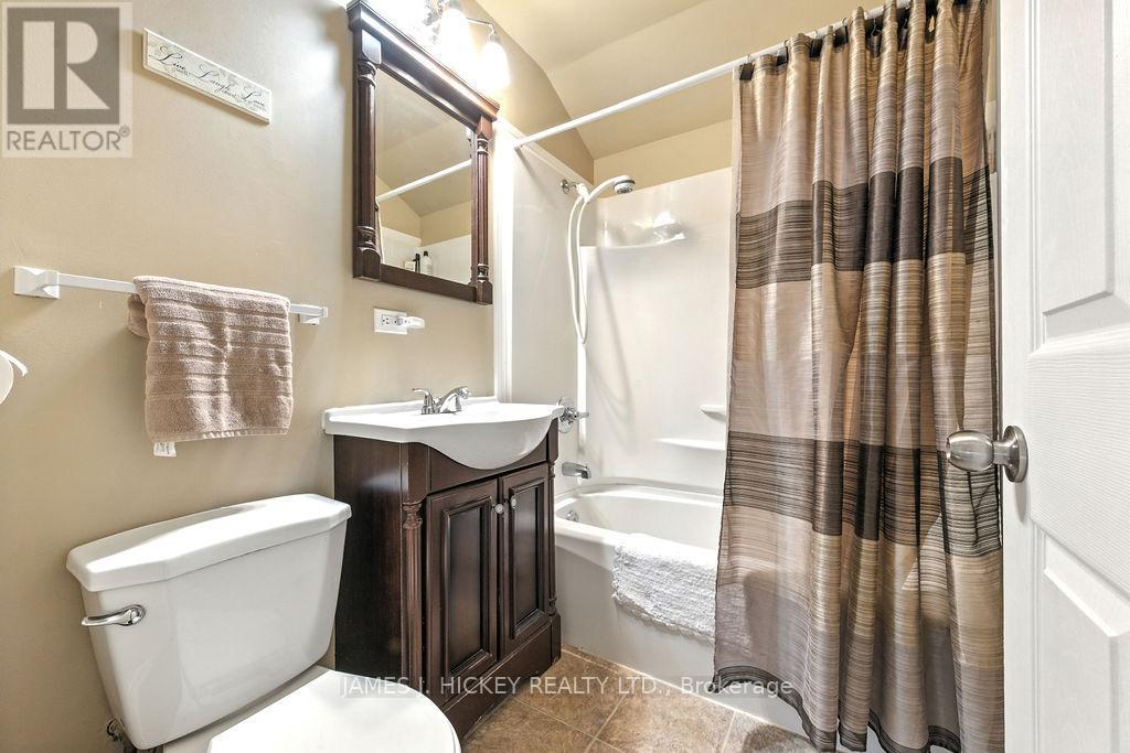 25 Laurentian Street, Deep River, Ontario  K0J 1P0 - Photo 15 - X12371517