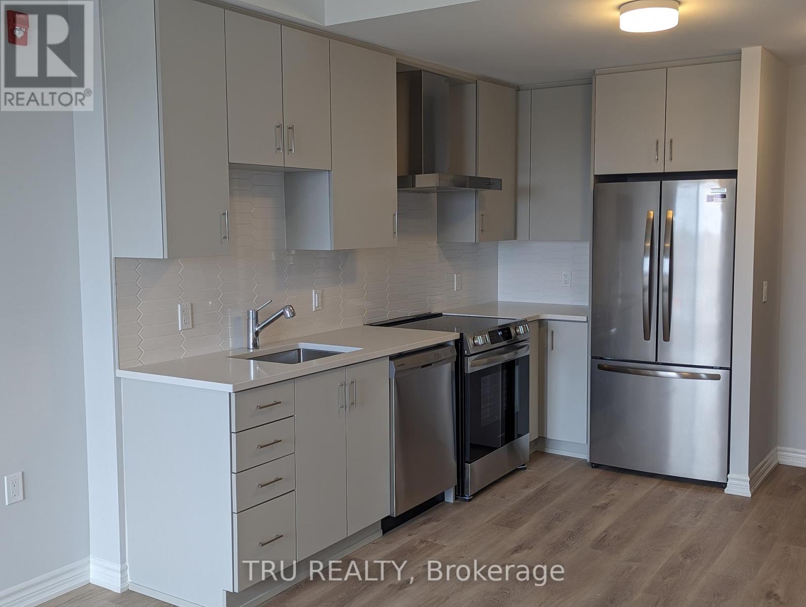 417 - 1350 Hemlock Road, Ottawa, Ontario  K1K 5C2 - Photo 2 - X12371509