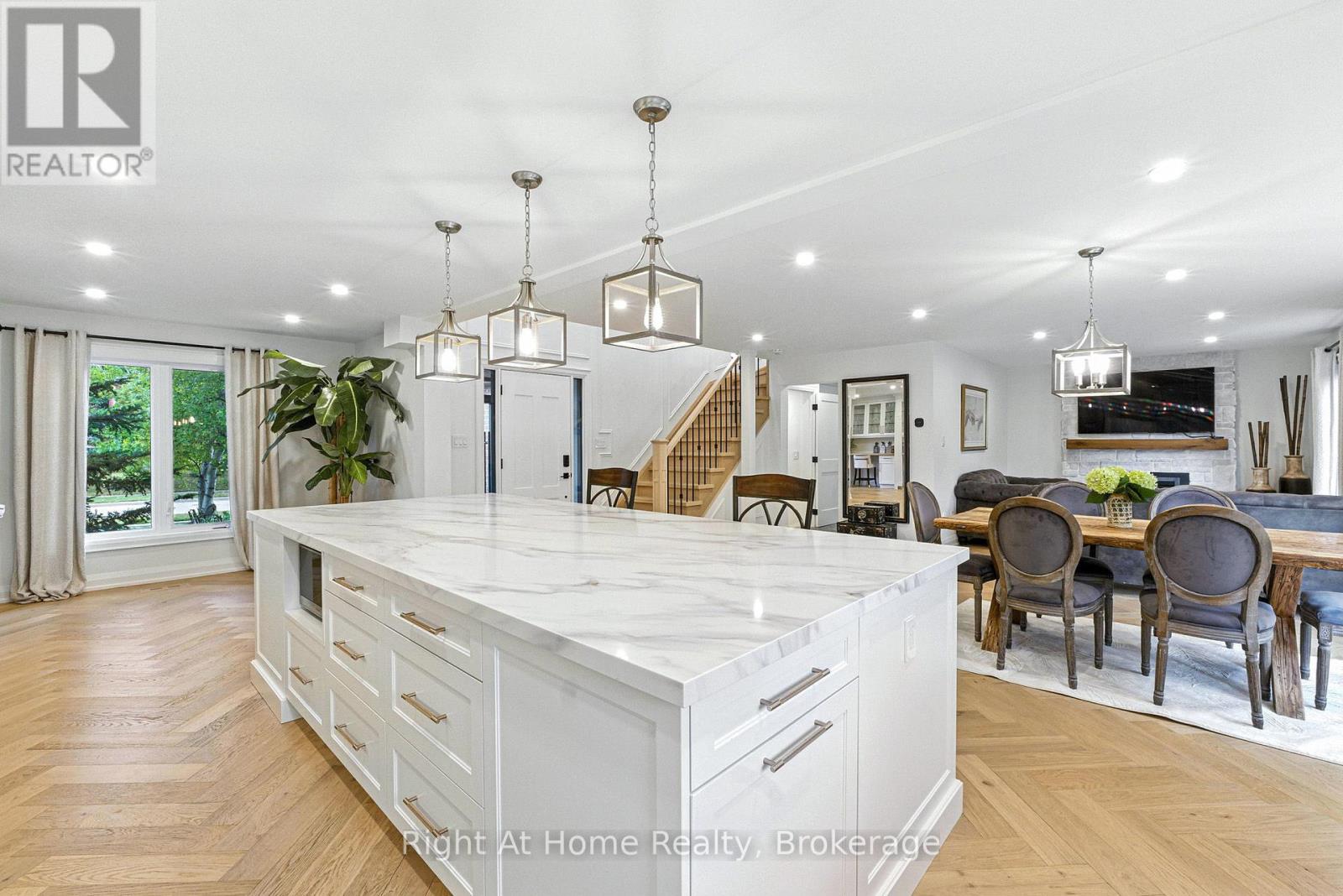 230 Poole Drive, Oakville (Ro River Oaks), Ontario  L6H 3W4 - Photo 12 - W12371389
