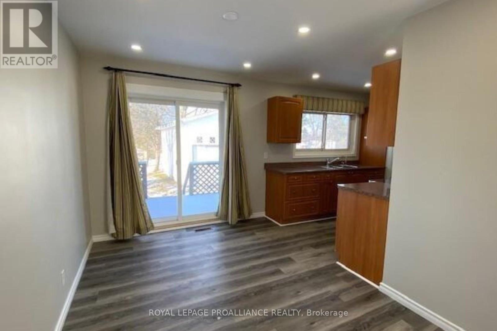 A - 44 North Park Gardens, Belleville, Ontario  K8P 2M3 - Photo 5 - X12371555