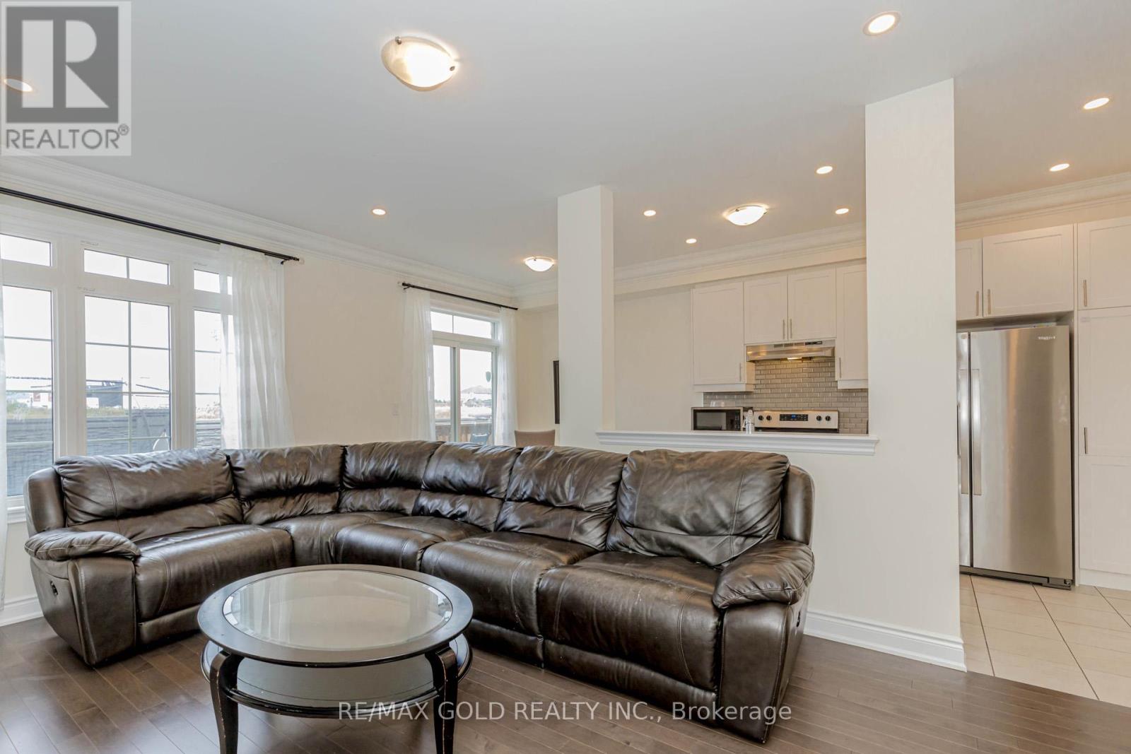 34 Folgate Crescent, Brampton (Sandringham-Wellington North), Ontario  L6R 0B3 - Photo 11 - W12369436