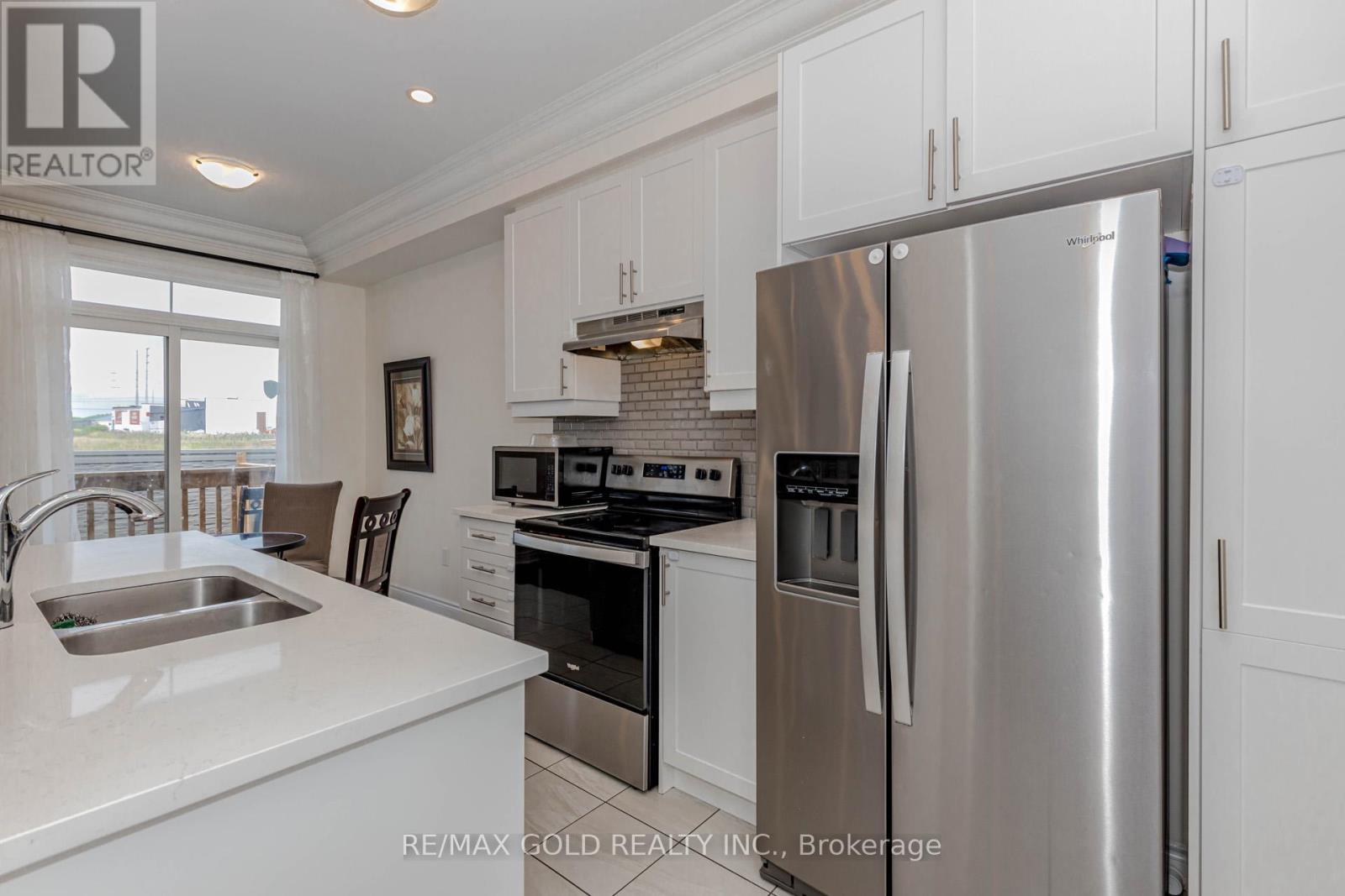 34 Folgate Crescent, Brampton (Sandringham-Wellington North), Ontario  L6R 0B3 - Photo 13 - W12369436
