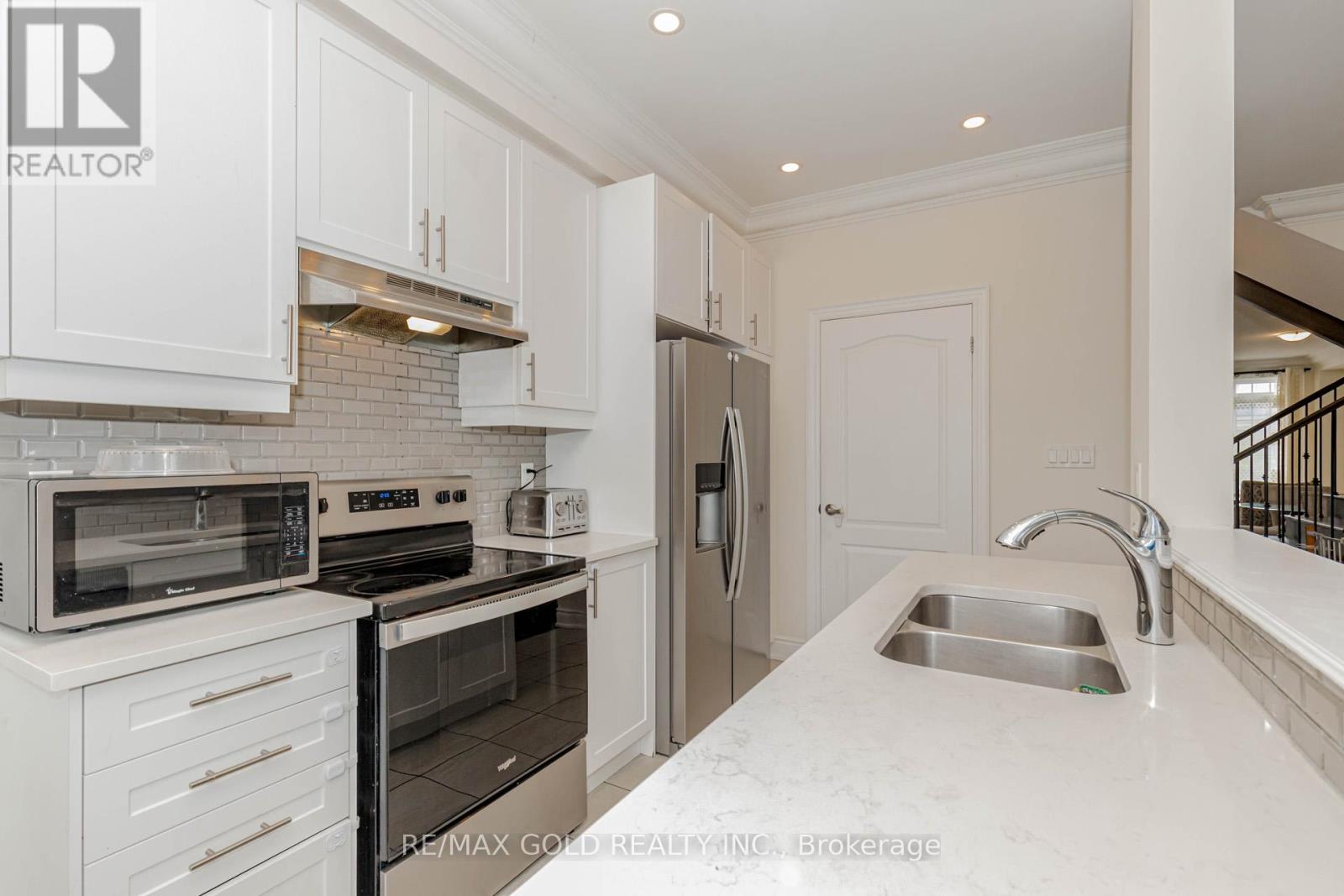 34 Folgate Crescent, Brampton (Sandringham-Wellington North), Ontario  L6R 0B3 - Photo 15 - W12369436