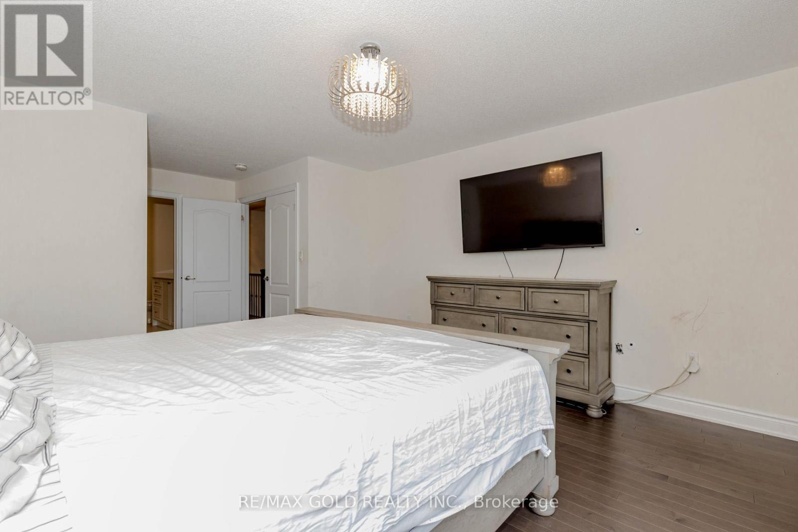34 Folgate Crescent, Brampton (Sandringham-Wellington North), Ontario  L6R 0B3 - Photo 22 - W12369436