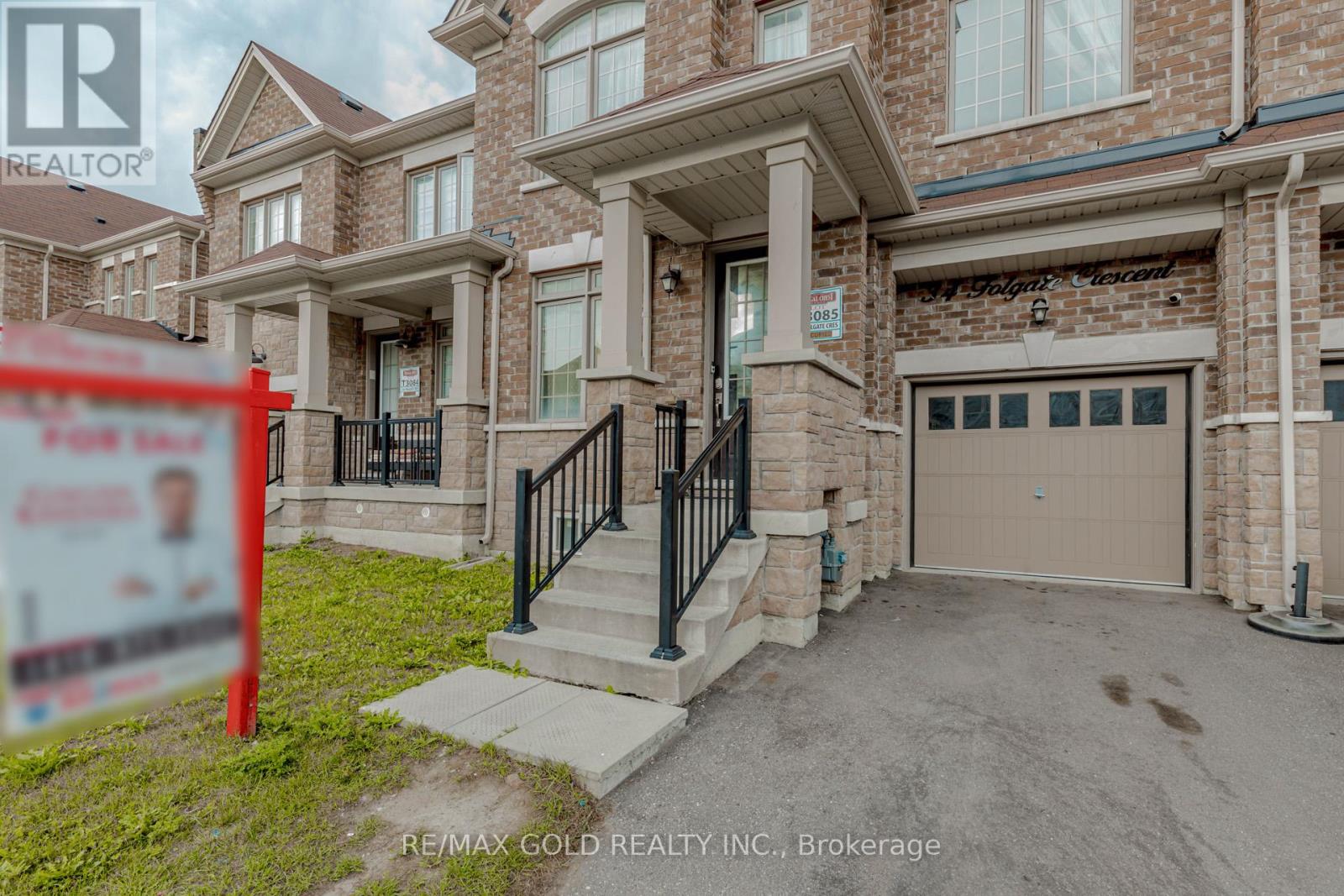 34 Folgate Crescent, Brampton (Sandringham-Wellington North), Ontario  L6R 0B3 - Photo 2 - W12369436