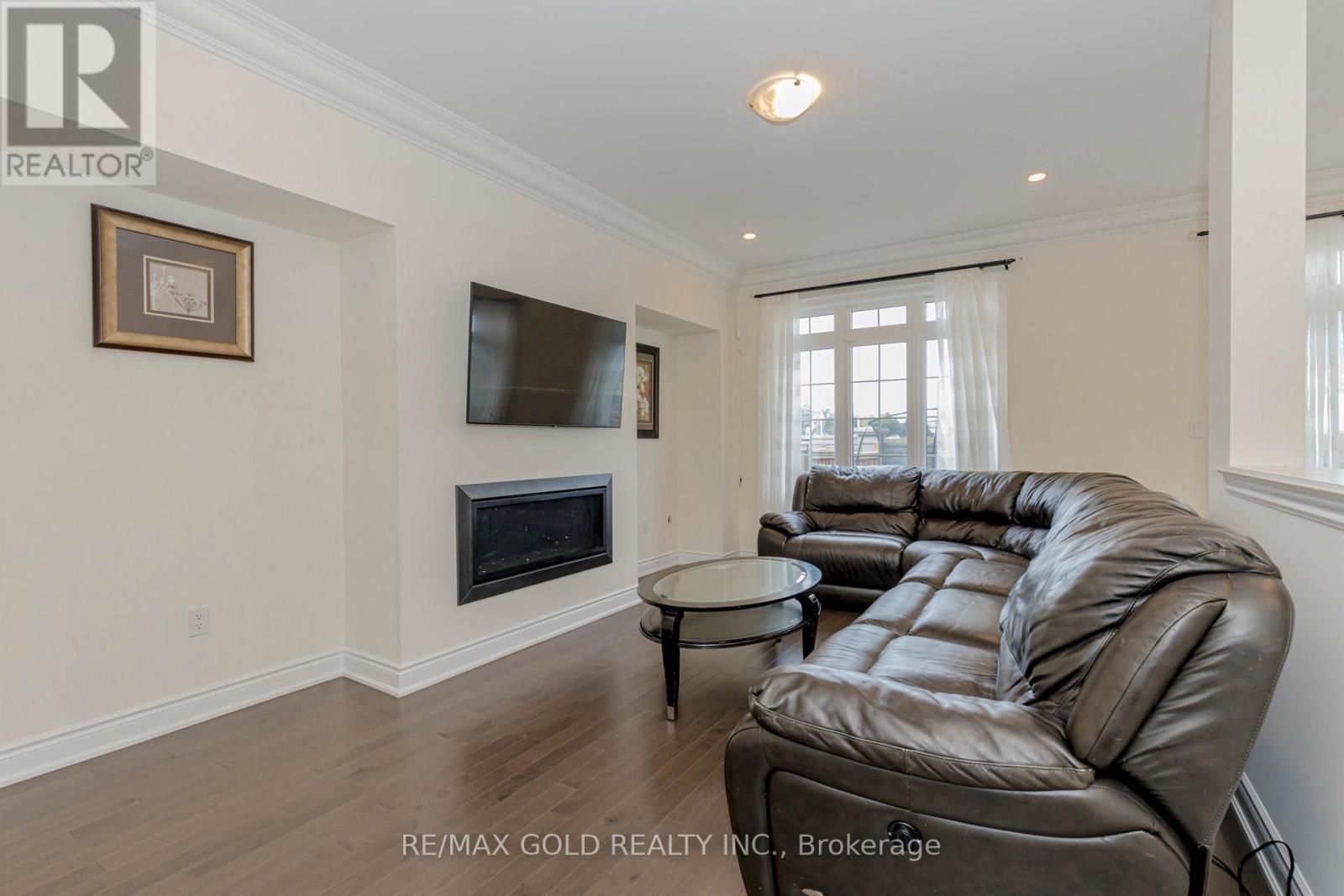 34 Folgate Crescent, Brampton (Sandringham-Wellington North), Ontario  L6R 0B3 - Photo 10 - W12369436