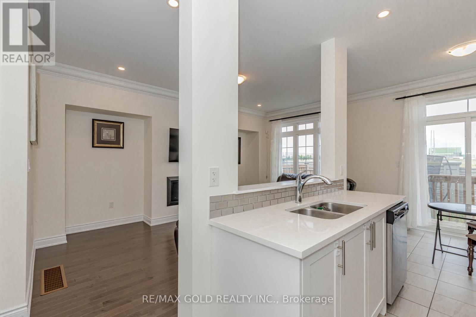 34 Folgate Crescent, Brampton (Sandringham-Wellington North), Ontario  L6R 0B3 - Photo 14 - W12369436