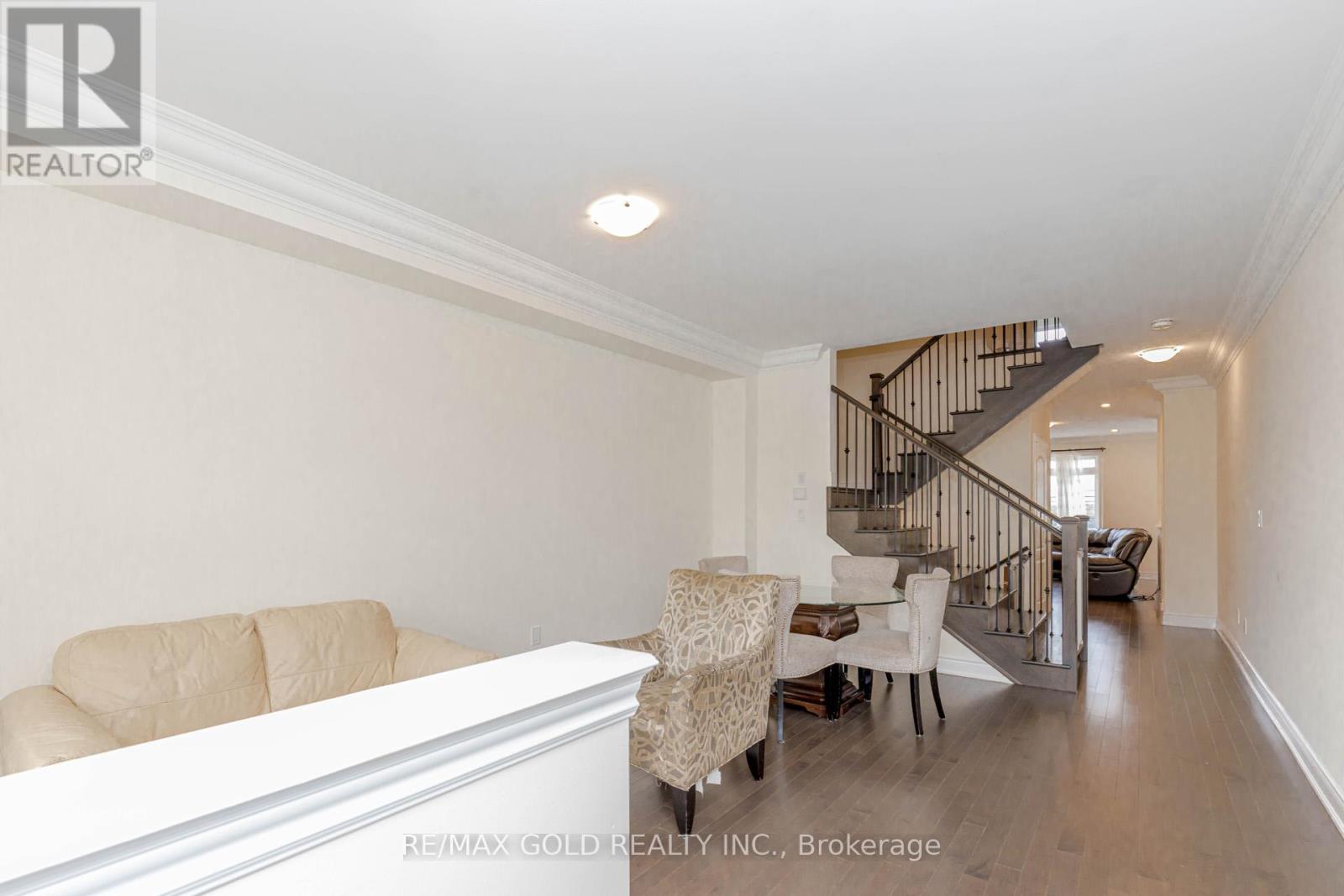34 Folgate Crescent, Brampton (Sandringham-Wellington North), Ontario  L6R 0B3 - Photo 4 - W12369436