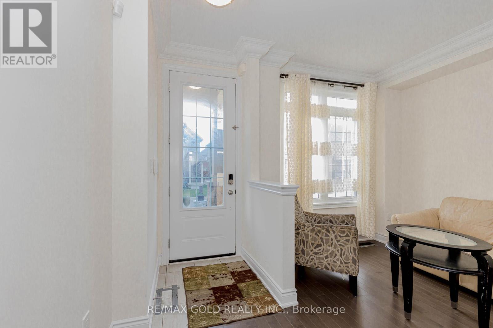 34 Folgate Crescent, Brampton (Sandringham-Wellington North), Ontario  L6R 0B3 - Photo 3 - W12369436