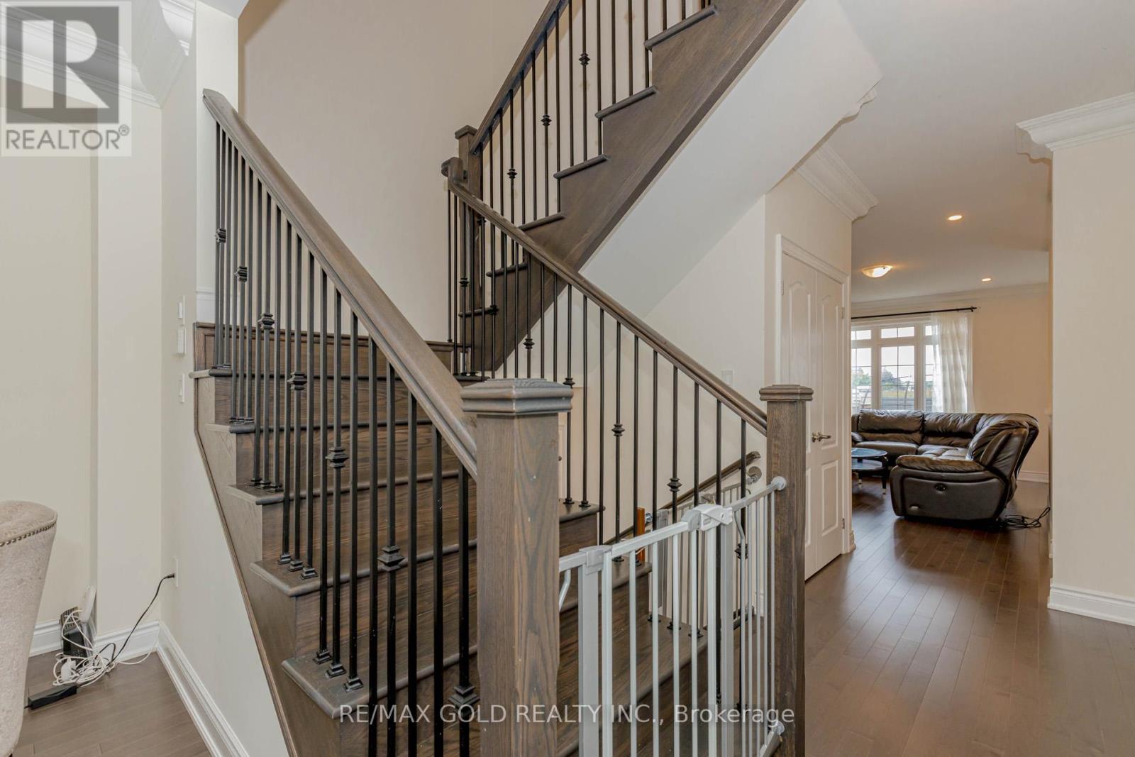 34 Folgate Crescent, Brampton (Sandringham-Wellington North), Ontario  L6R 0B3 - Photo 8 - W12369436