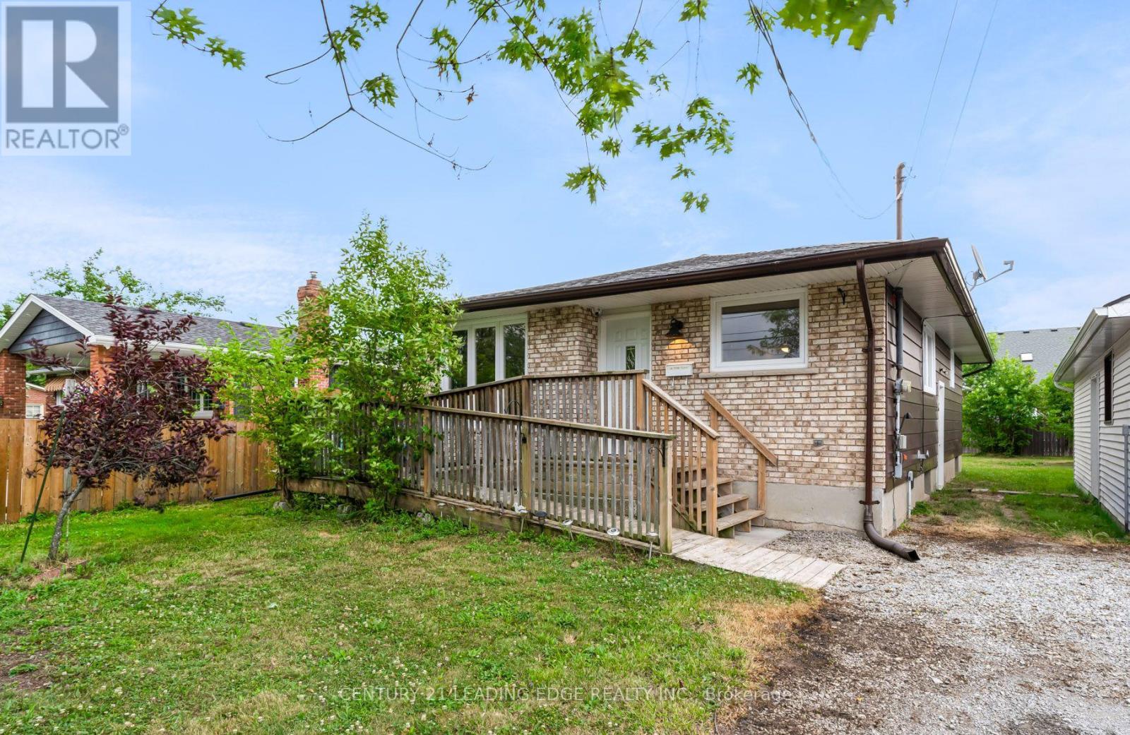636 Crescent Road, Fort Erie, Ontario  L2A 4P8 - Photo 2 - X12371525