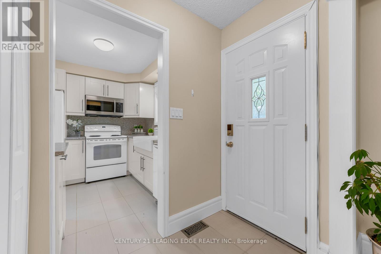 636 Crescent Road, Fort Erie, Ontario  L2A 4P8 - Photo 3 - X12371525