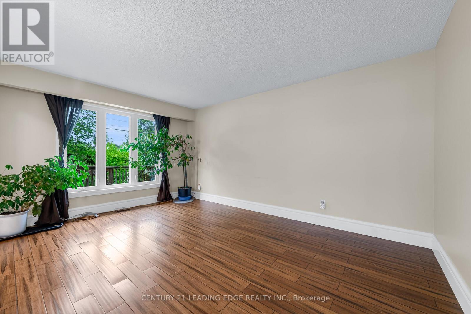 636 Crescent Road, Fort Erie, Ontario  L2A 4P8 - Photo 5 - X12371525