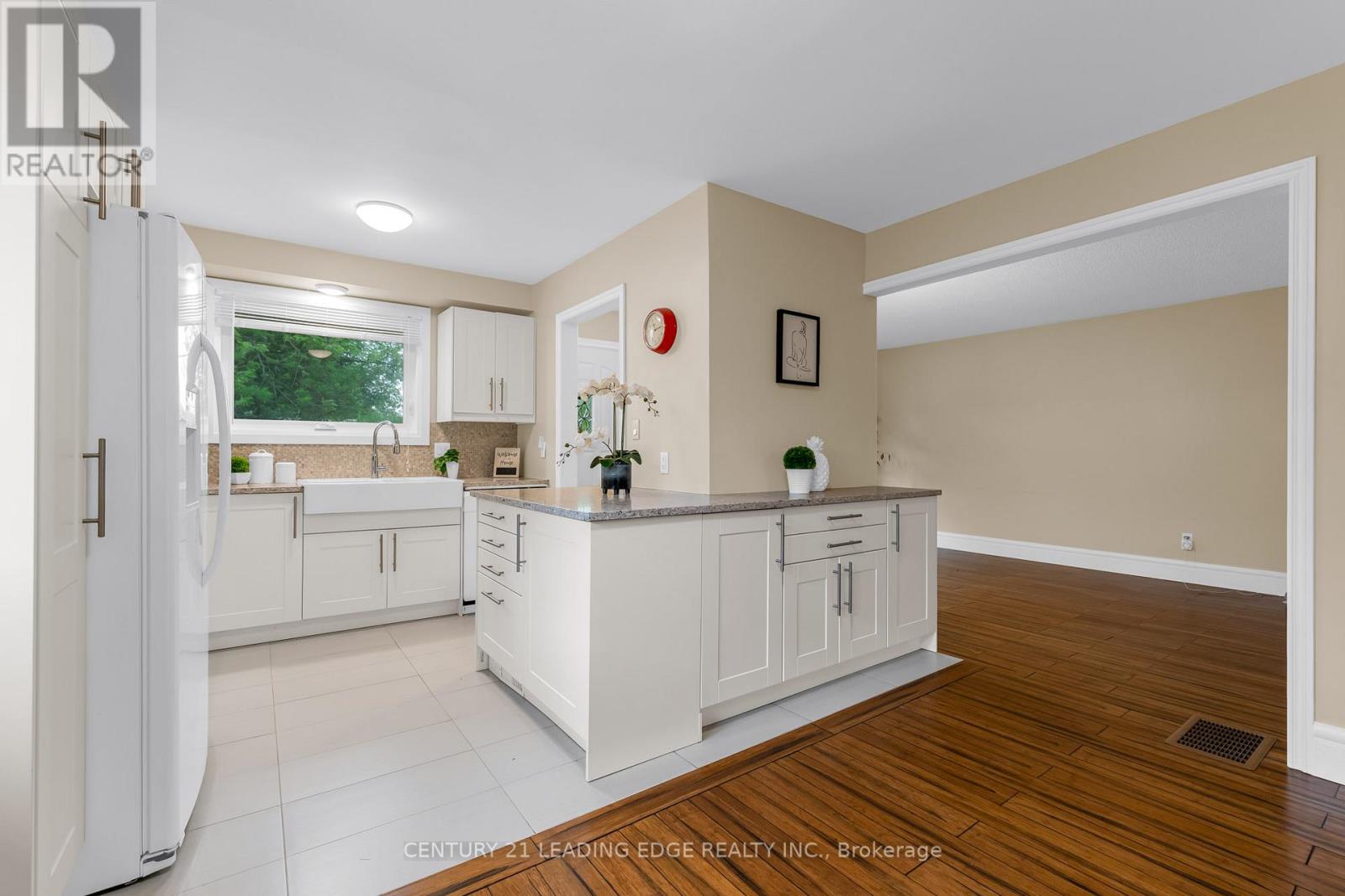 636 Crescent Road, Fort Erie, Ontario  L2A 4P8 - Photo 8 - X12371525