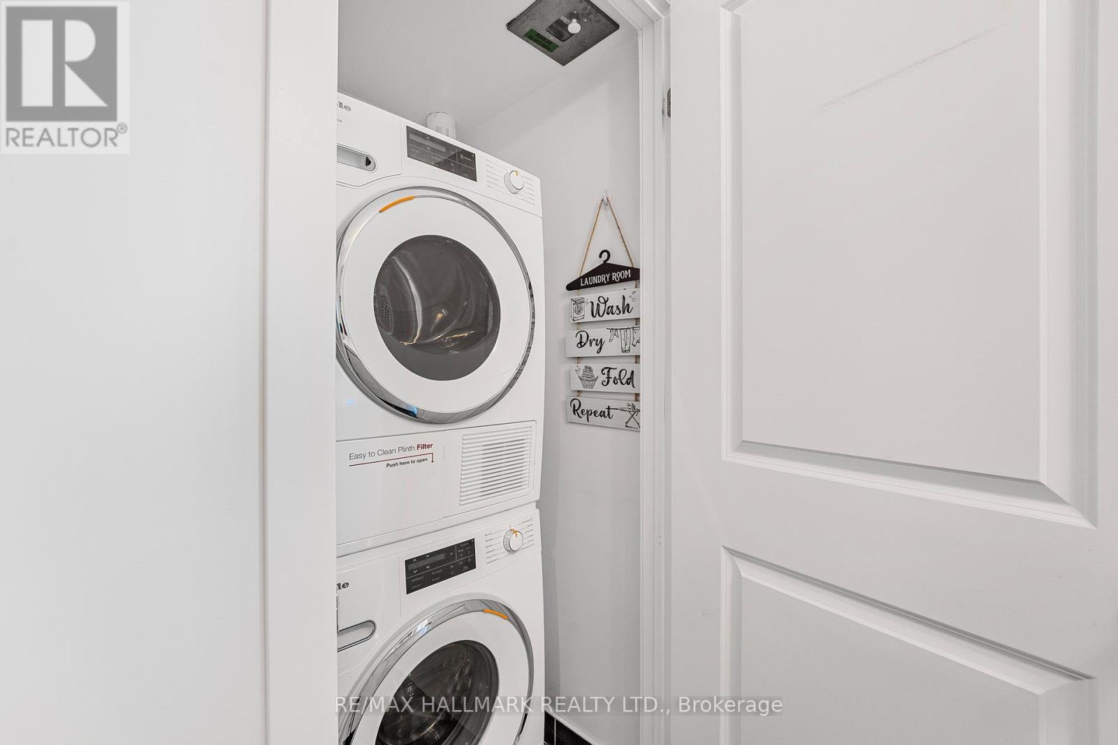 1704 - 105 George Street, Toronto, Ontario  M5A 0L4 - Photo 12 - C12371554