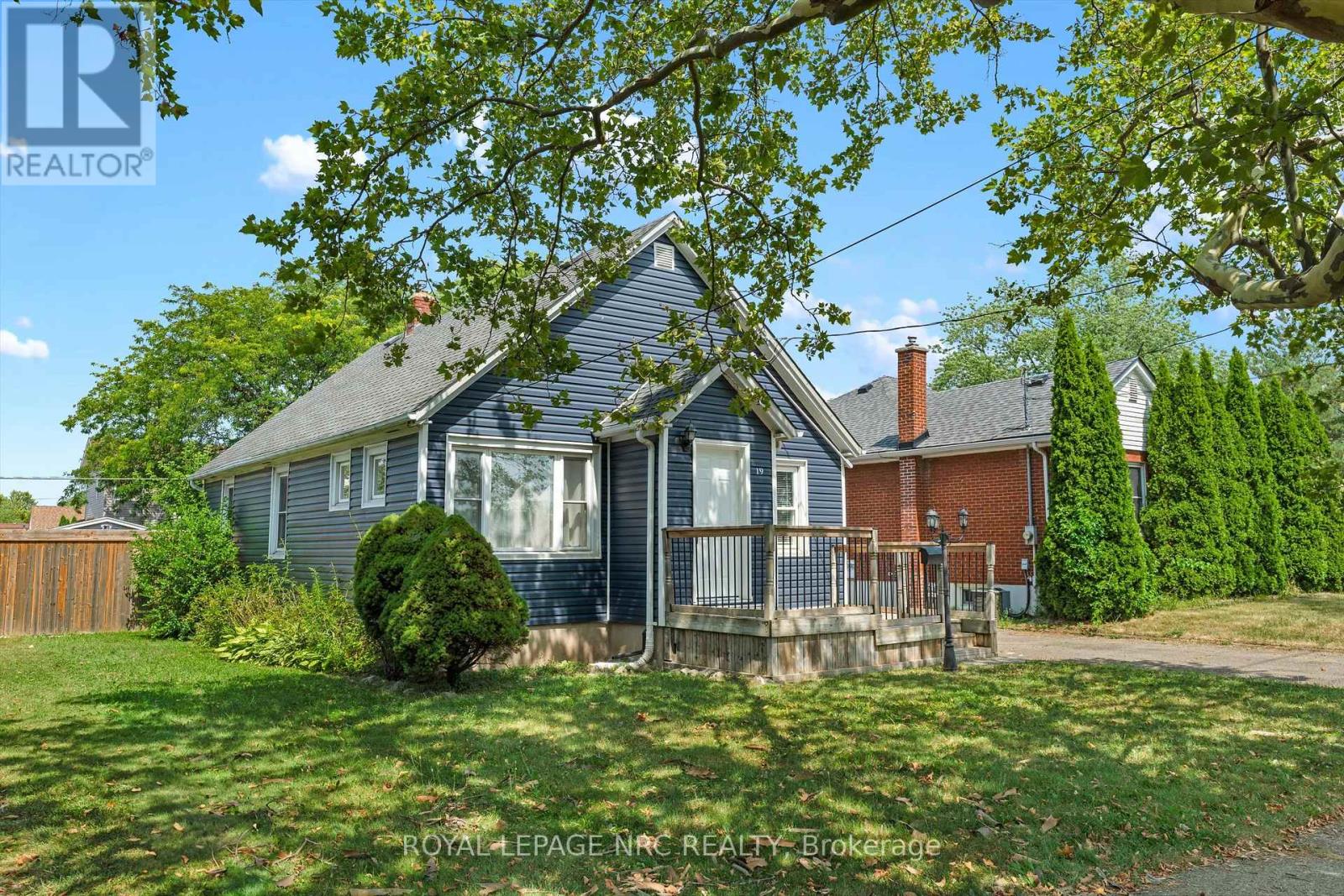 19 Seymour Avenue, St. Catharines, Ontario  L2P 1A3 - Photo 3 - X12338248
