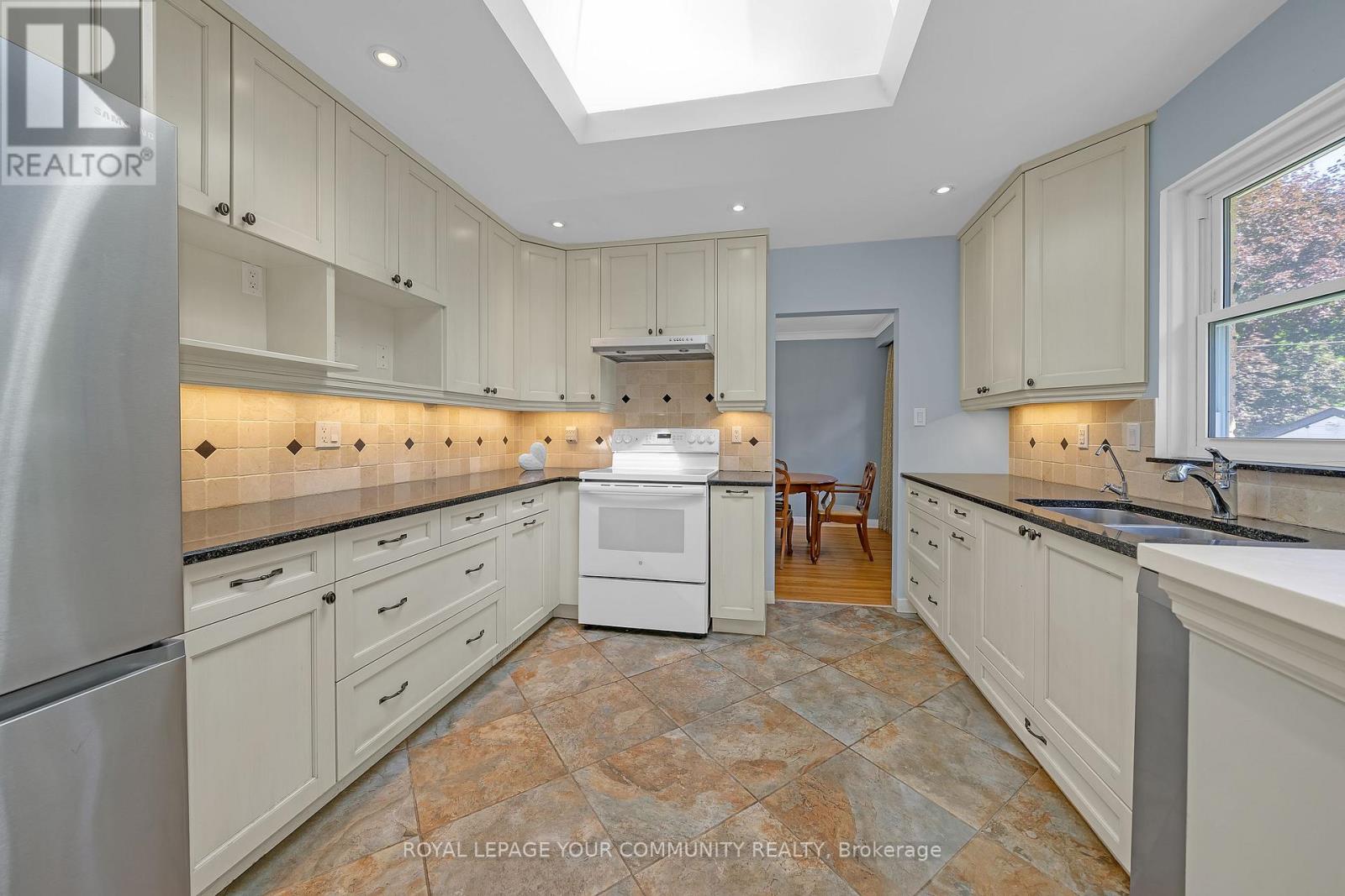 9 Theresa Avenue, Toronto, Ontario  M2M 1W4 - Photo 8 - C12371596