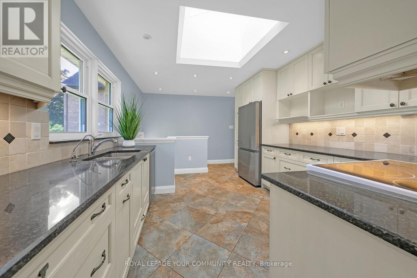 9 Theresa Avenue, Toronto, Ontario  M2M 1W4 - Photo 9 - C12371596