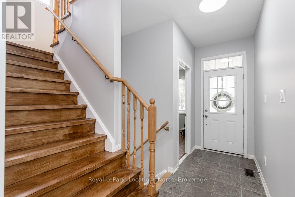 49 Providence Way, Wasaga Beach, Ontario  L9Z 0G3 - Photo 3 - S12371671