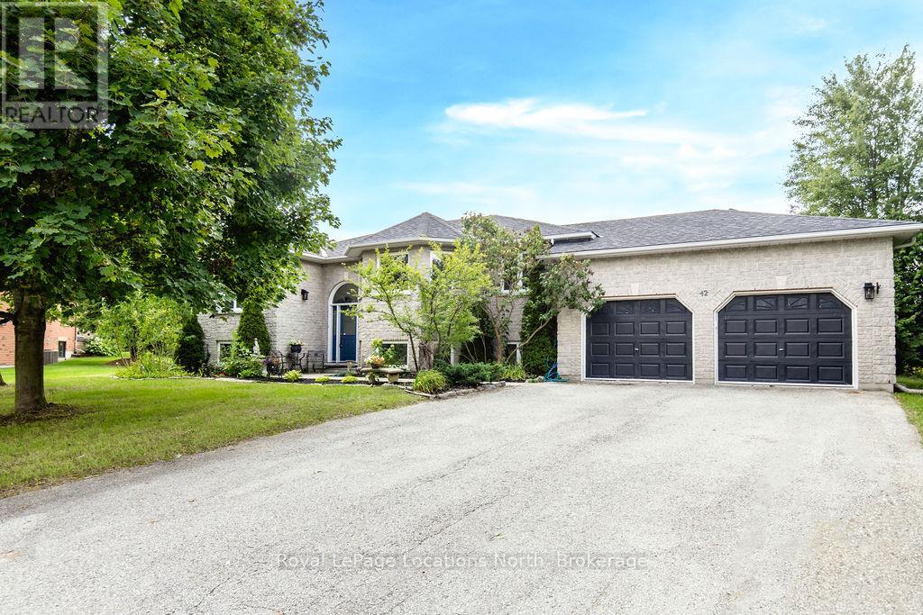 42 Club Court, Wasaga Beach, Ontario  L9Z 1M4 - Photo 2 - S12371675
