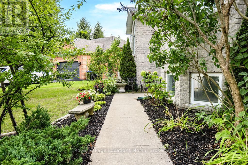42 Club Court, Wasaga Beach, Ontario  L9Z 1M4 - Photo 4 - S12371675