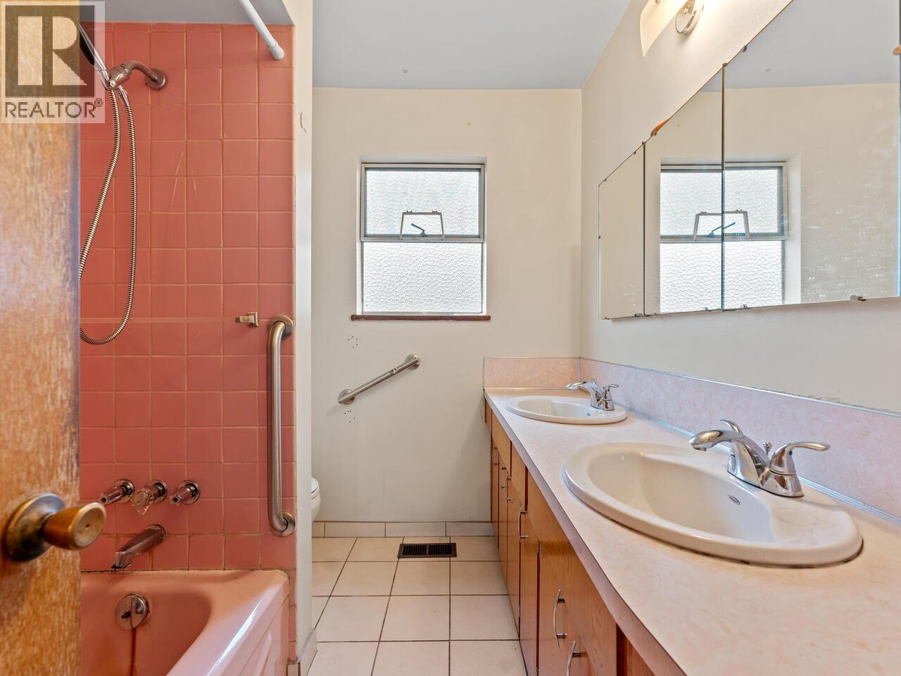 Listing Picture 11 of 21 : 2007 E 2ND AVENUE, Vancouver / 溫哥華 - 魯藝地產 Yvonne Lu Group - MLS Medallion Club Member