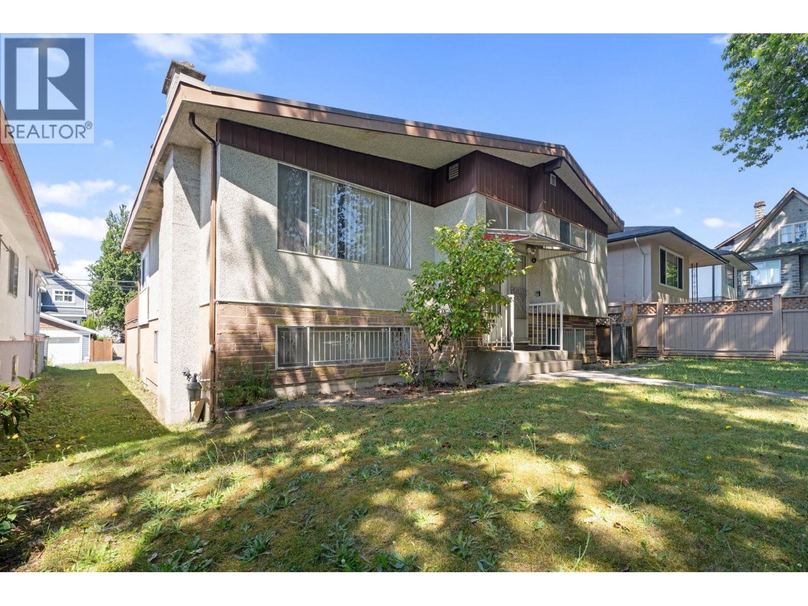 Listing Picture 2 of 21 : 2007 E 2ND AVENUE, Vancouver / 溫哥華 - 魯藝地產 Yvonne Lu Group - MLS Medallion Club Member