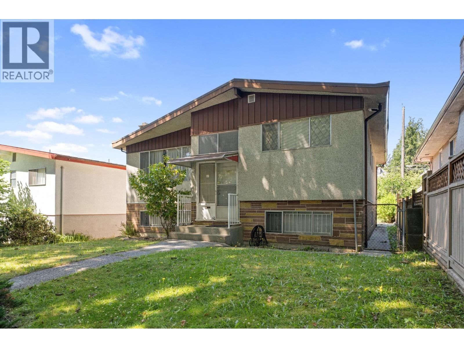 Listing Picture 3 of 21 : 2007 E 2ND AVENUE, Vancouver / 溫哥華 - 魯藝地產 Yvonne Lu Group - MLS Medallion Club Member