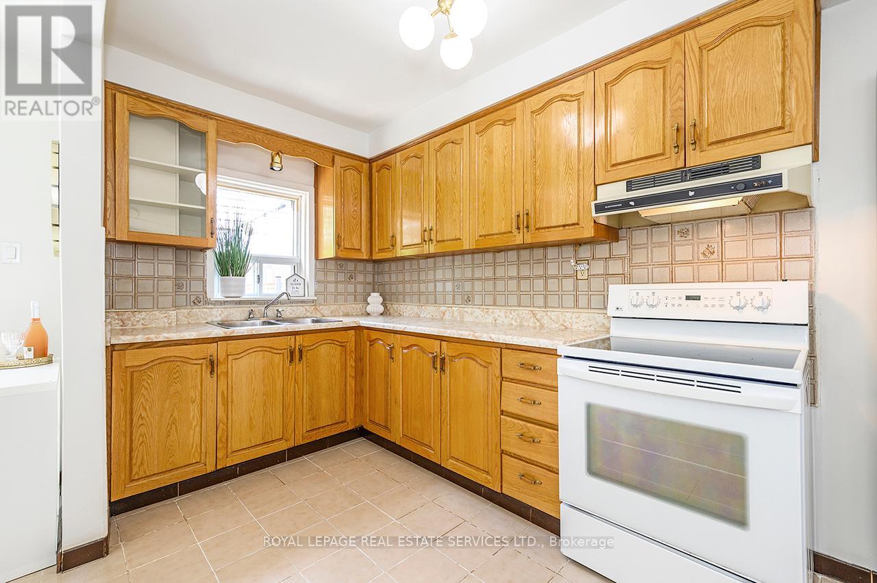 393 Glenholme Avenue, Toronto, Ontario  M6E 3E6 - Photo 17 - C12371659