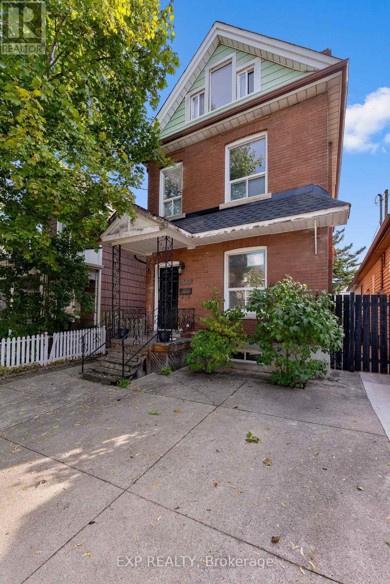 200 Kensington Avenue N, Hamilton, Ontario  L8L 7N7 - Photo 3 - X12371329