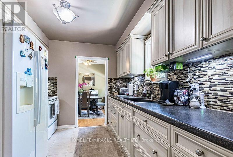 9 Crestview Avenue, Brampton, Ontario  L6R 2R7 - Photo 12 - W12371707