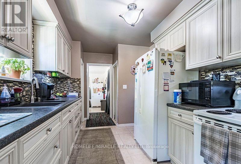 9 Crestview Avenue, Brampton, Ontario  L6R 2R7 - Photo 13 - W12371707