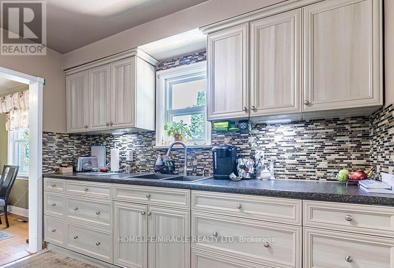 9 Crestview Avenue, Brampton, Ontario  L6R 2R7 - Photo 14 - W12371707