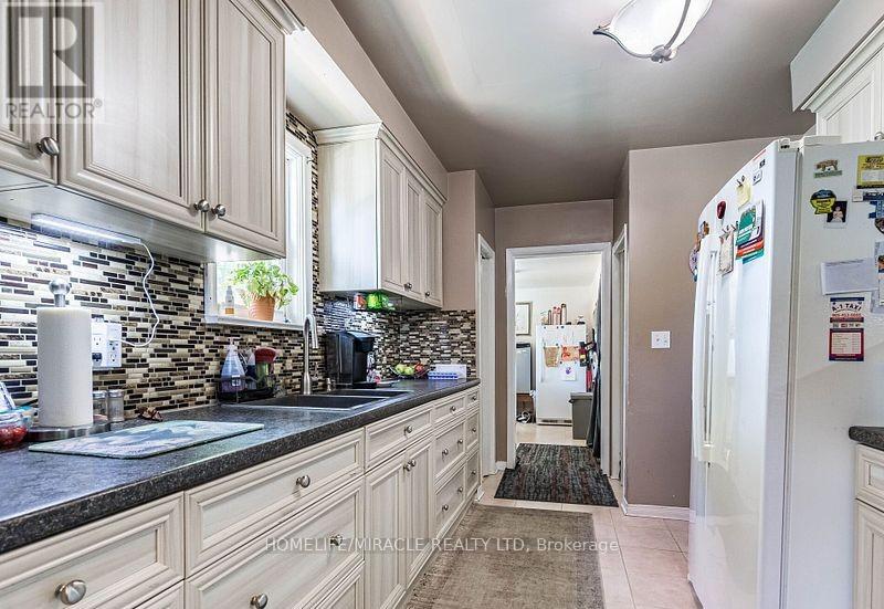 9 Crestview Avenue, Brampton, Ontario  L6R 2R7 - Photo 15 - W12371707