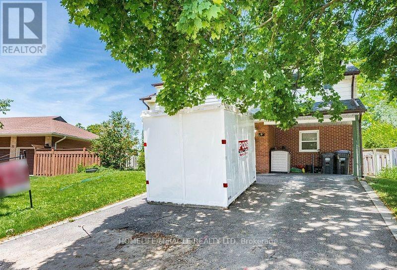 9 Crestview Avenue, Brampton, Ontario  L6R 2R7 - Photo 2 - W12371707