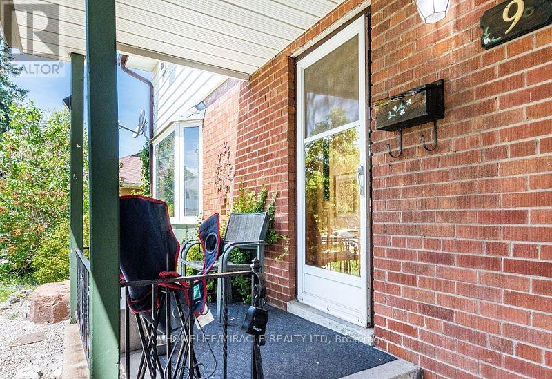9 Crestview Avenue, Brampton, Ontario  L6R 2R7 - Photo 3 - W12371707
