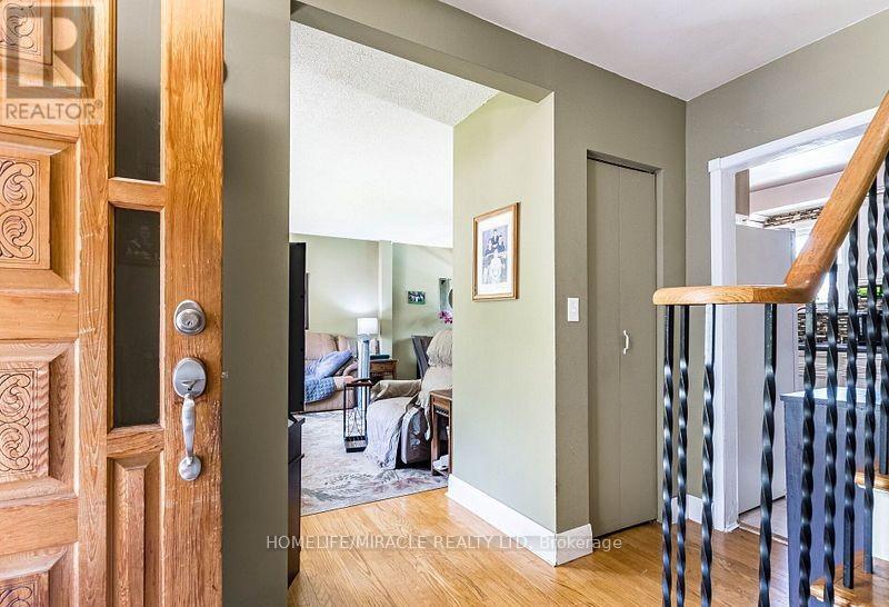 9 Crestview Avenue, Brampton, Ontario  L6R 2R7 - Photo 4 - W12371707